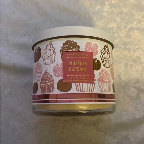 🆕 Bath & Body Work Pumpkin cupcake 3 wick - Picture 1 of 3